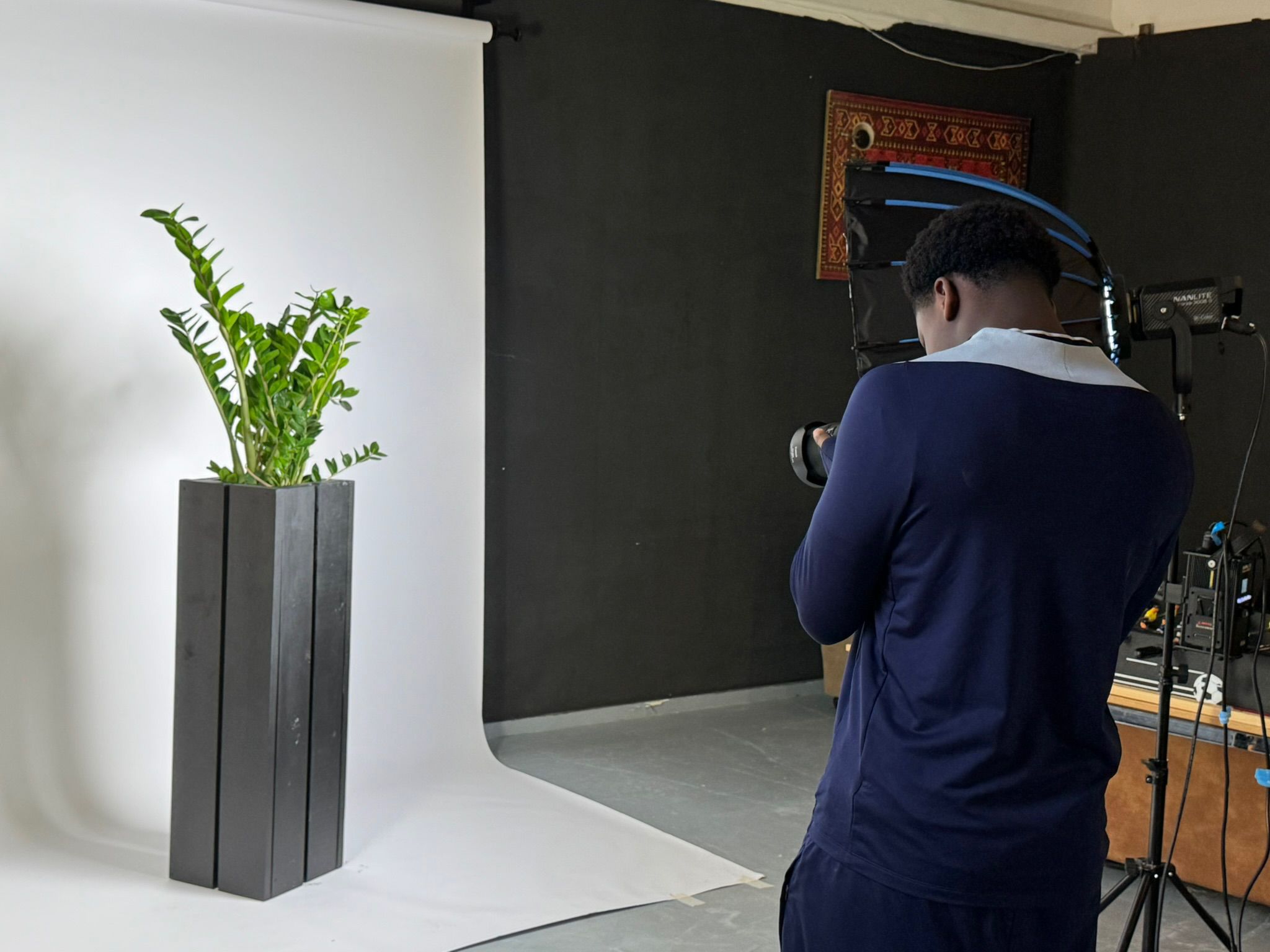 Jongere werkt als fotograaf in fotostudio via Samen Omhoog