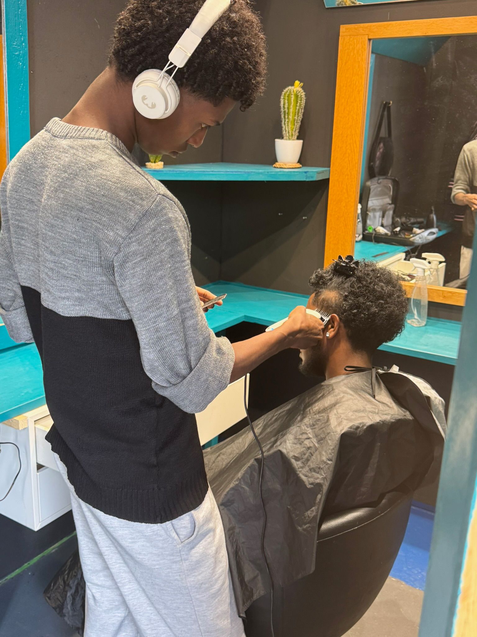Jongere oefent kappersvak in barbershop via Samen Omhoog