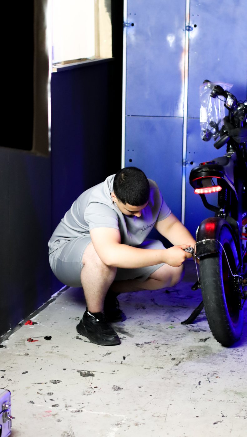 Jongere aan het sleutelen aan een fatbike in Zwolle
