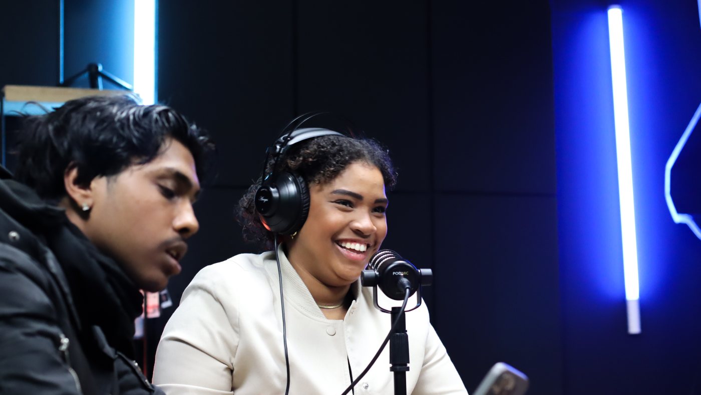 Jongeren nemen een podcast op in de studio in Zwolle