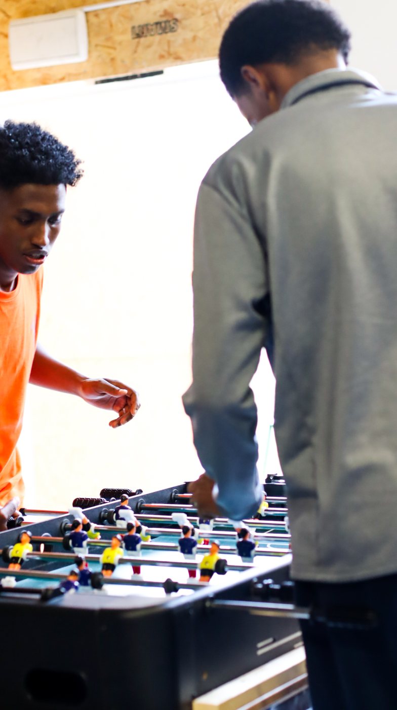 Jongeren spelen tafelvoetbal in de huiskamer in Zwolle