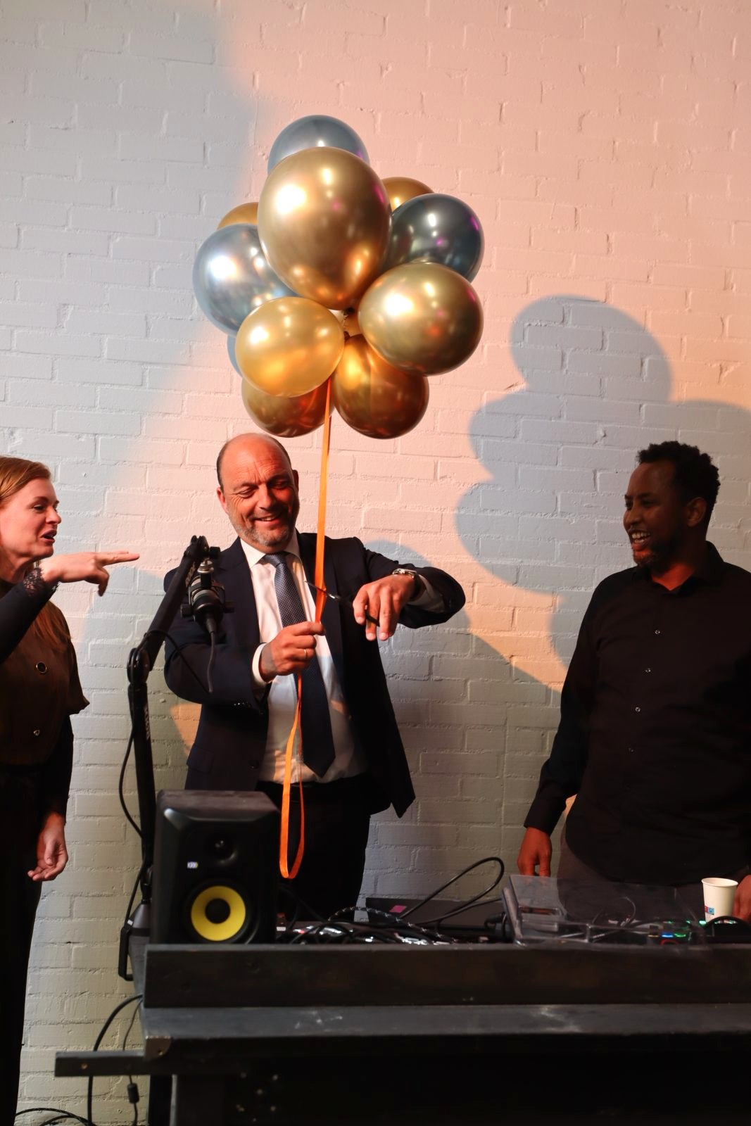 Feestelijk moment bij de opening met ballonnen