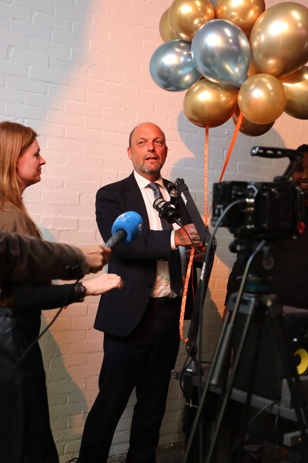 Een ketenpartner in gesprek bij de opening