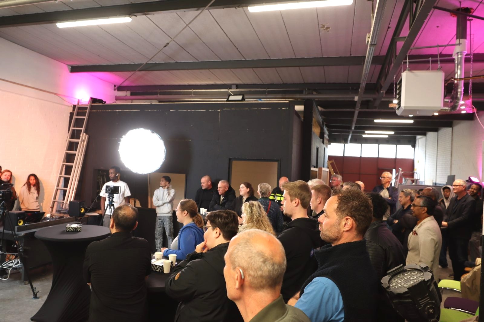 Publiek tijdens de opening van Samen Omhoog