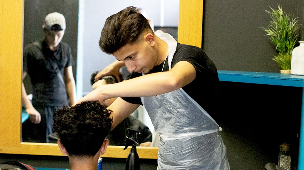 Jongere knipt haar in de kapsalon