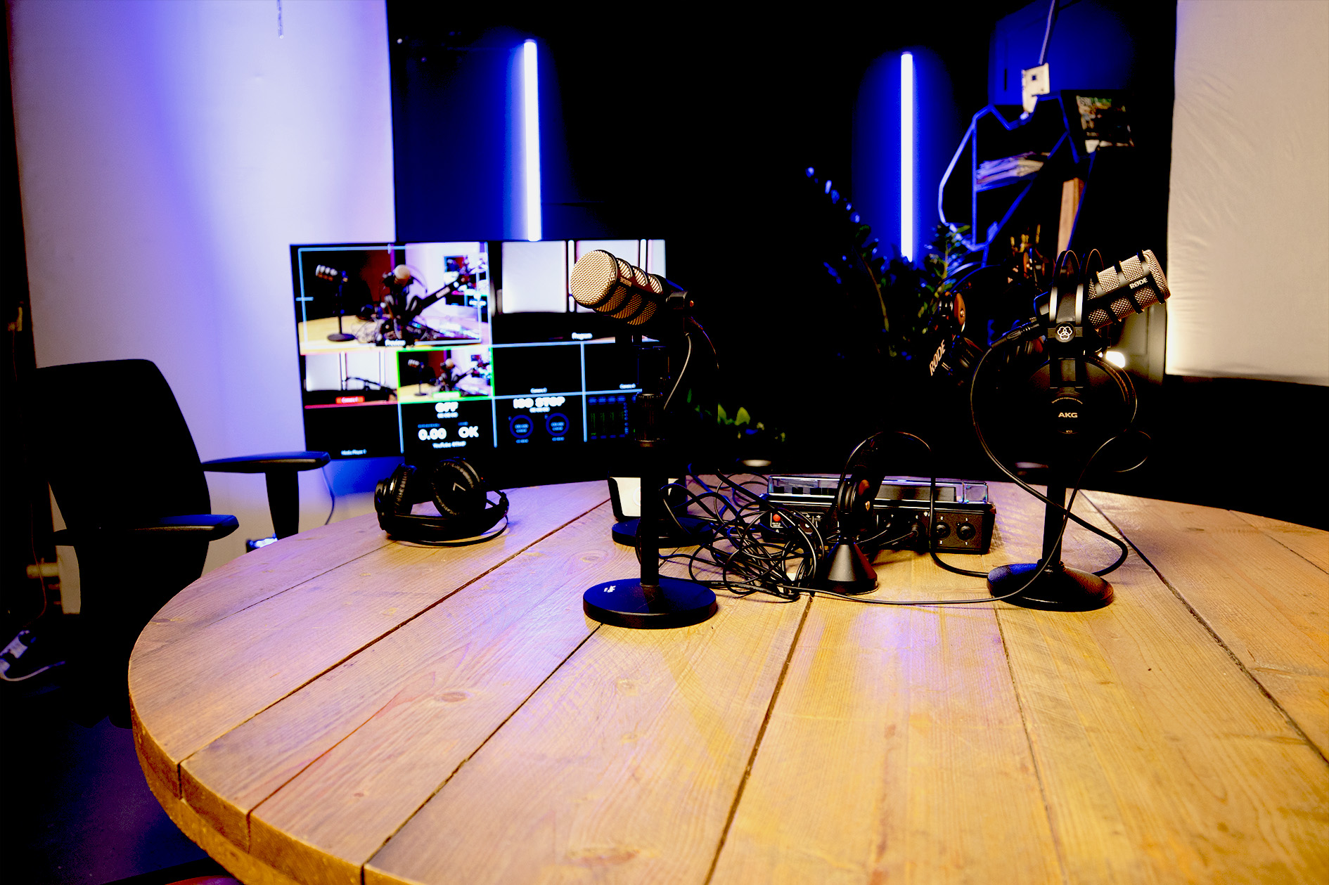Multimediastudio met microfoons en mengpaneel